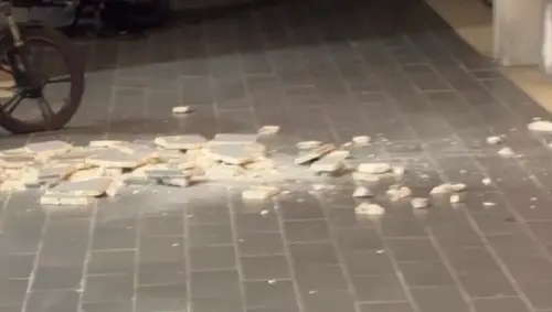 ▲在台北市吉林路上的火鍋店，店家的柱子磁磚直接被搖到通通脫落。（圖／Therads@theoasis_foodtruck）