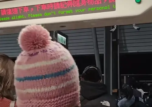 ▲有民眾正搭著桃園捷運，結果地震發生當下立刻停止行駛，隨後在抵達A5泰山站後，車上乘客都被請下車。（圖／Thread@kuichannel2016）