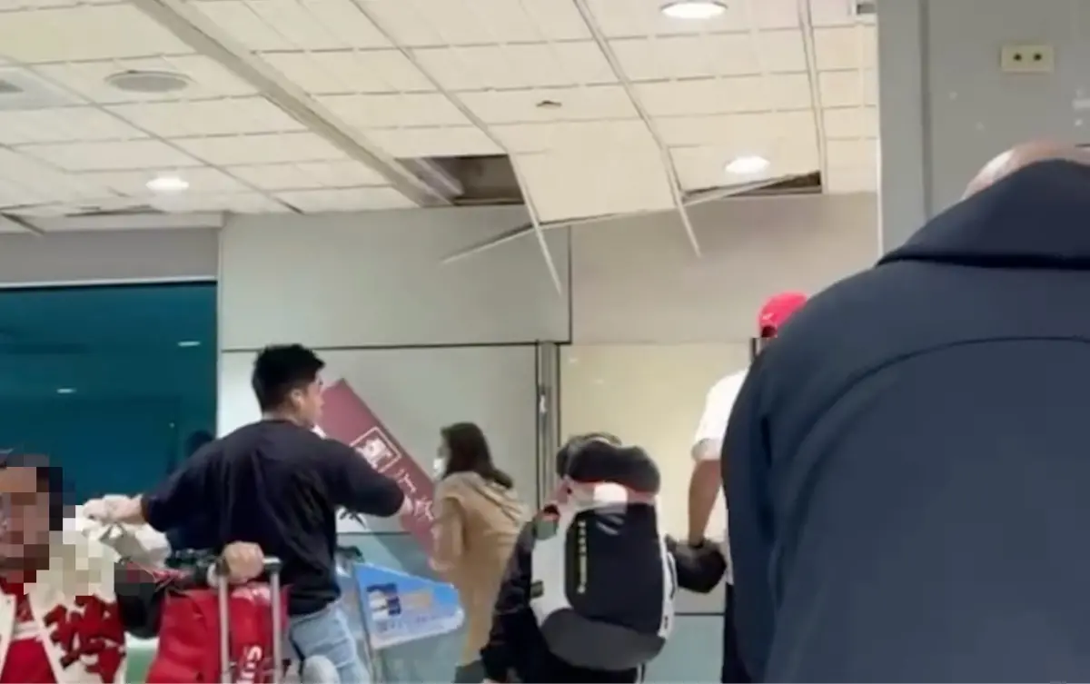 ▲今（27）日晚間宜蘭外海發生芮氏規模7.0地震，Threads網友「@ken_1119_z」在桃園機場第二航廈等待出國，沒想到卻突然遇到強震，而天花板竟不堪搖晃掉落。（圖／翻攝自Threads@ken_1119_z）