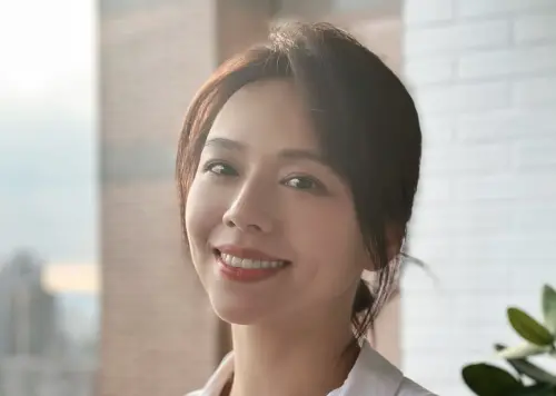 ▲不少人認為女店員不只顏值高，甚至撞臉女星夏于喬、宋芸樺等人。（圖／翻攝自IG@chiaochiao_hsia）