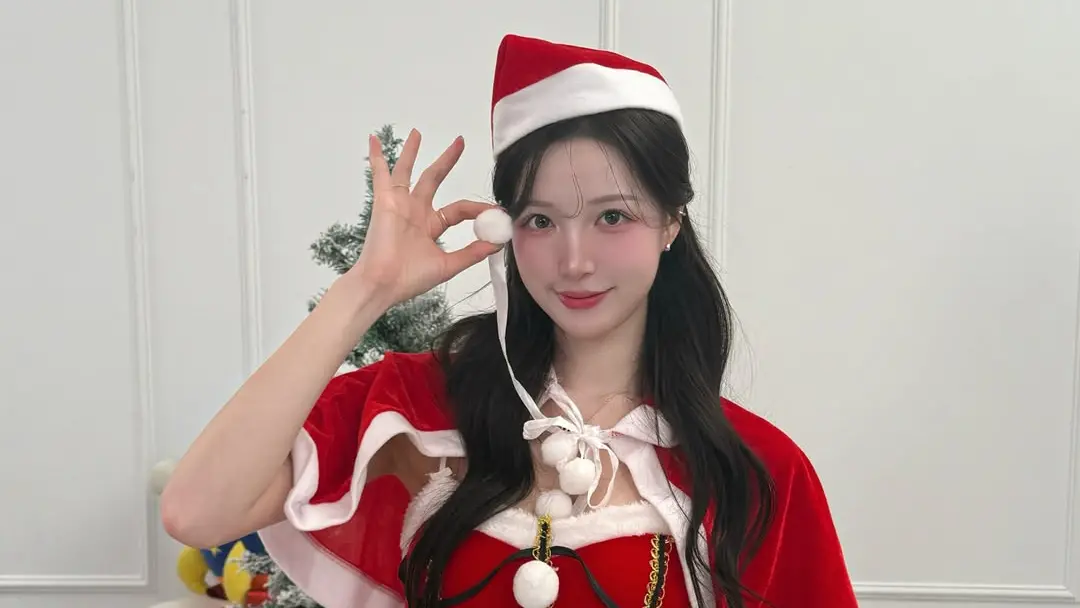 ▲宜蘭外海昨晚發生規模7.0強震，韓籍啦啦隊女神李晧禎直播途中突遇劇烈搖晃，第一時間躲進桌子底下避難，畫面全程播出，粉絲大讚反應冷靜，是防災示範，經紀人也向《NOWNEWS今日新聞》記者證實她與南珉貞雖然都嚇壞，但2人都平安無事。（圖／翻攝自李晧禎IG@leehozeong）