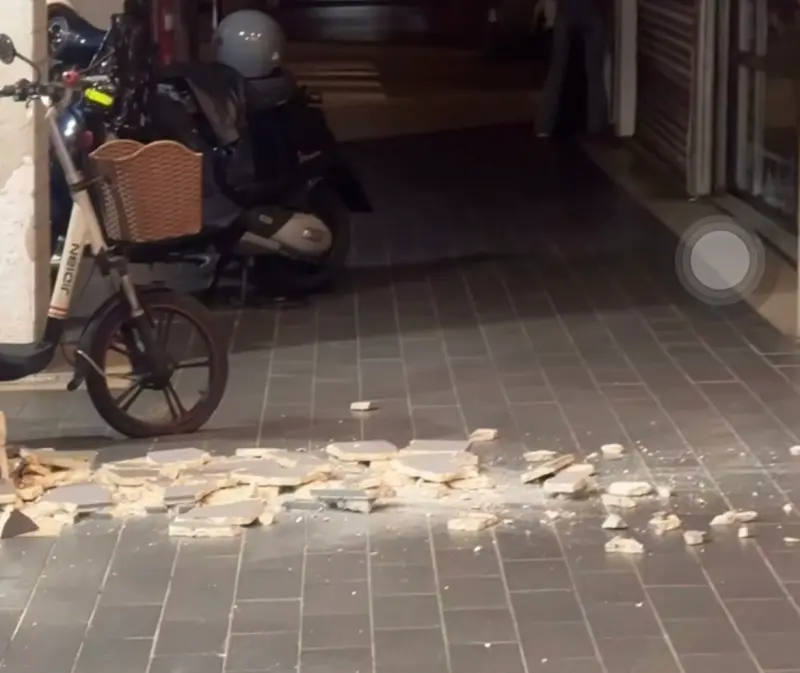 ▲28日晚間11時05分宜蘭外海發生規模7.0地震，全台明顯搖晃。北市吉林路一間火鍋店外牆磁磚大量掉落，民眾逃到店外驚見滿地碎片，直呼一度進退兩難，畫面引發熱議。（圖／theoasis_foodtruck授權）