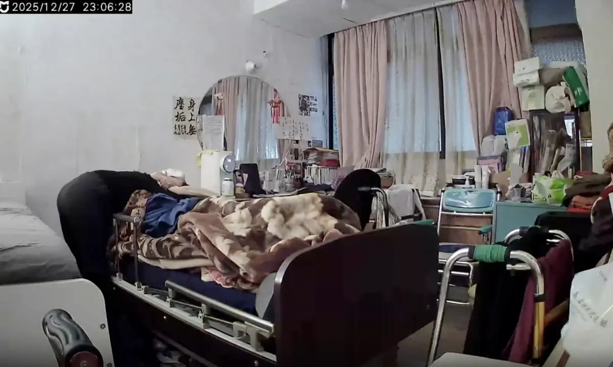 ▲宜蘭7.0地震發生當下，看護立刻抓起枕頭保護阿嬤，兩人在強震中緊緊抱住彼此，患難見真情的畫面感動20萬人。（圖／翻攝自Threads@ta2__l__tattoo）