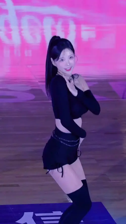 ▲李晧禎遭遇地震秒躲桌子底下的舉動，被不少網友直呼：「防災教科書。」（圖／翻攝自李晧禎IG@leehozeong）