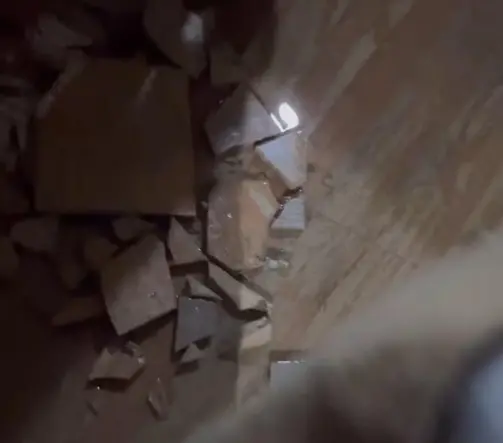 強震一搖水塔破裂！龜山民宅樓梯成瀑布　民眾逃生閃水又躲碎磁磚