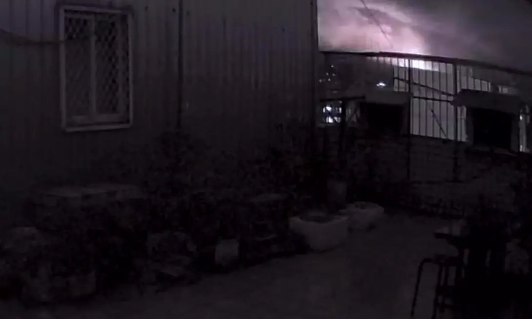 ▲昨（27）日深夜11時05分台灣東部海域發生芮氏規模7.0地震，住在蘆洲的民眾，也發自家屋頂的監視器，在強震發生前，夜空上突然亮出了一道強勁的光芒。（圖／Thread@ryenlin）