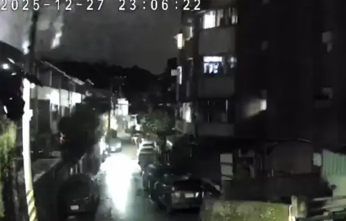 ▲臉書粉專「我是北投人」深夜分享讀者提供的畫面，在7.0強震準備發生時，位於北投區中和街的天空突然亮了一下，隨後便開始天搖地動。（圖／我是北投人）