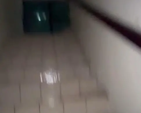 ▲宜蘭外海深夜發生規模7.0地震，桃園龜山銘傳大學附近一處租屋疑似水塔破裂，逃生梯間大量漏水如瀑布，住戶邊逃生邊閃躲。（圖／zankai_0203授權提供）