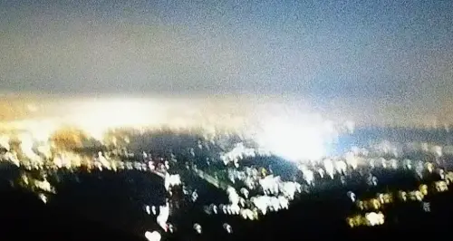 ▲2025年1月21日嘉義大埔規模6.4強震，台南關子嶺的「鏡頭君」也曾拍下地震光之畫面，開始搖晃之後，市區突然竄出一道白色閃光。（圖／翻攝畫面）