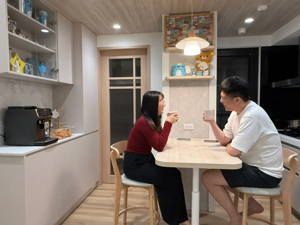 ▲P小姐和P先生在日前入住新房，P先生笑說，在簽完預售屋紅單就莫名暴瘦5公斤，P小姐則是把家中開支全部列出來，讓自己安心。（圖／記者張家瑋攝）