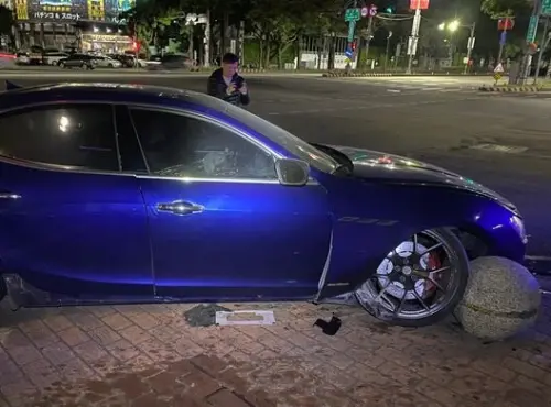 ▲ 台中市26歲李男夜店狂歡後酒駕返家，駕駛瑪莎拉蒂自撞石墩，還遭警查出駕照已被吊扣。（圖／翻攝畫面）