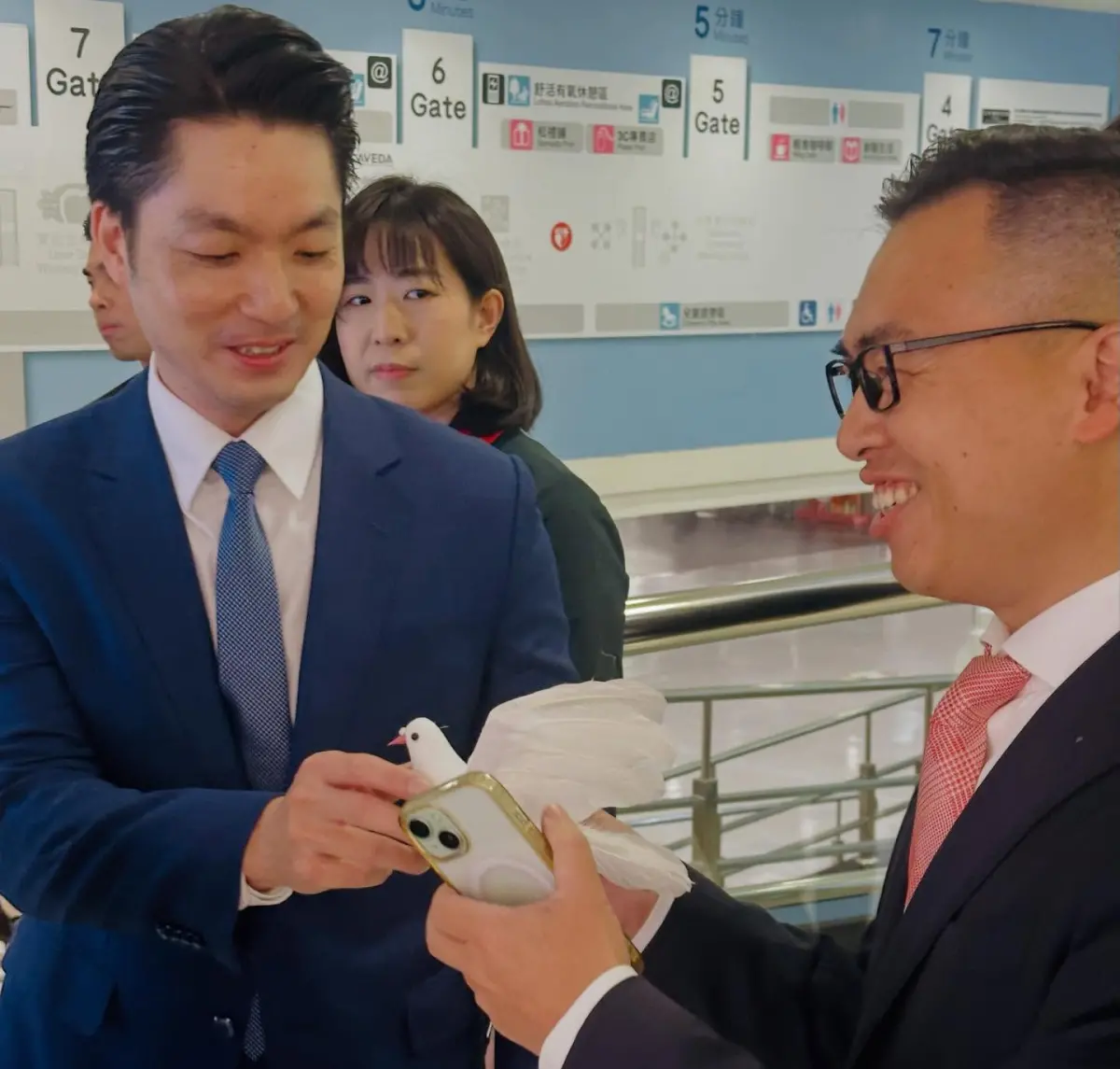 ▲蔣萬安啟程雙城論壇！獨派到場嗆聲 游智彬亂入「送和平鴿」（圖／游智彬臉書）