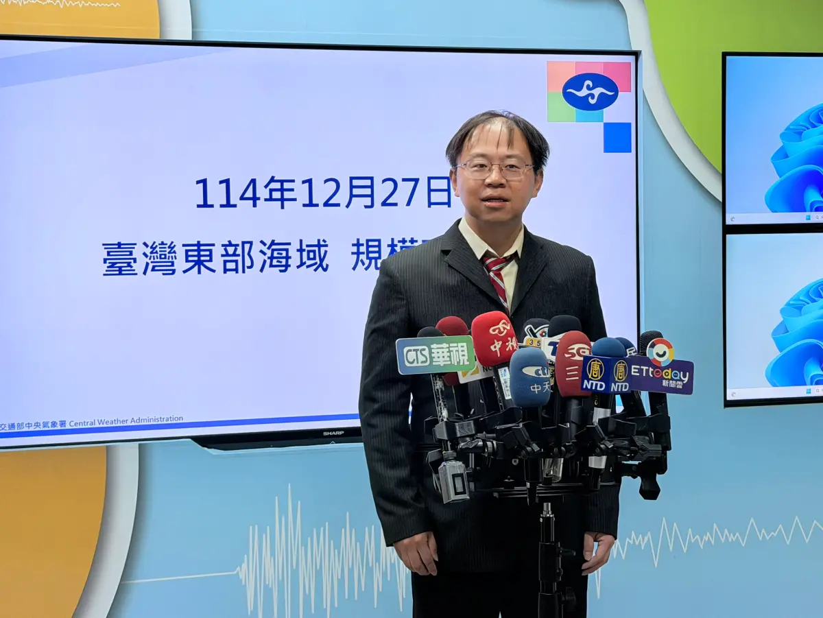 ▲昨（27）日晚間11時05分，宜蘭外海發生規模7.0地震，氣象署地震中心科長陳達毅在記者會「領帶歪斜、頭髮凌亂」的形象意外在社群竄紅。（圖／記者嚴俊強攝）