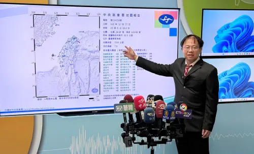 ▲陳達毅在地震當下就從跳下床，從新北中和趕往中央氣象署參與記者會。（圖／記者嚴俊強攝）