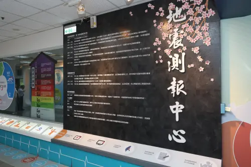 ▲氣象署地震測報中心的值班主管辦公室，都會事先準備一套西裝，在較大地震發生時能直接使用。（圖／記者陳明安攝）