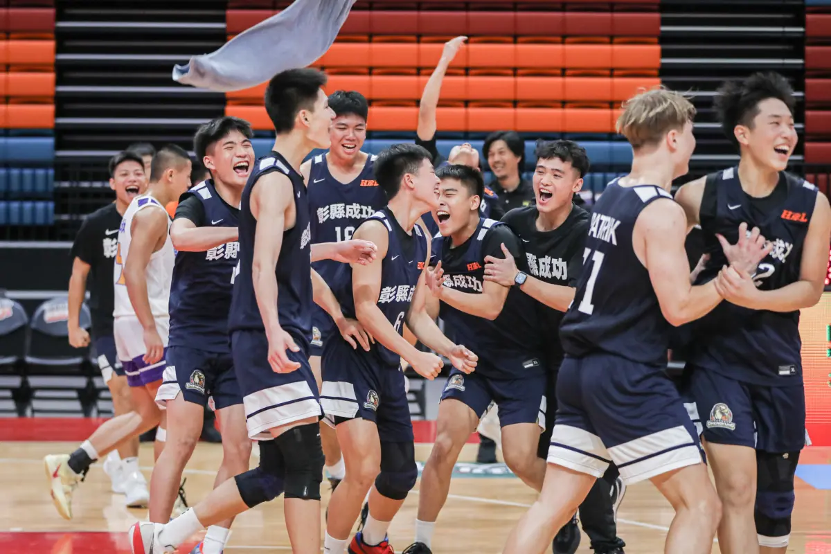 ▲HBL高中籃球甲級聯賽男子組小組賽最後一天，彰縣成功高中於27日以64：50力退東山高中，不只完成必須取勝的任務，更成功達成「至少淨勝11分」的嚴苛門檻，首度闖進8強，正式改寫校史。（圖／高中體總提供）