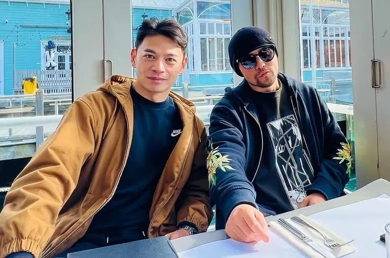 ▲阿Ken（左）在2013年出演八點檔《青龍好漢》的片段近日被瘋傳，20多年前嫩樣全曝光，就連好友周杰倫（右）也在昨（27）日轉發，還超不習慣直呼：「你在認真什麼」。（圖／周杰倫IG@jaychou）