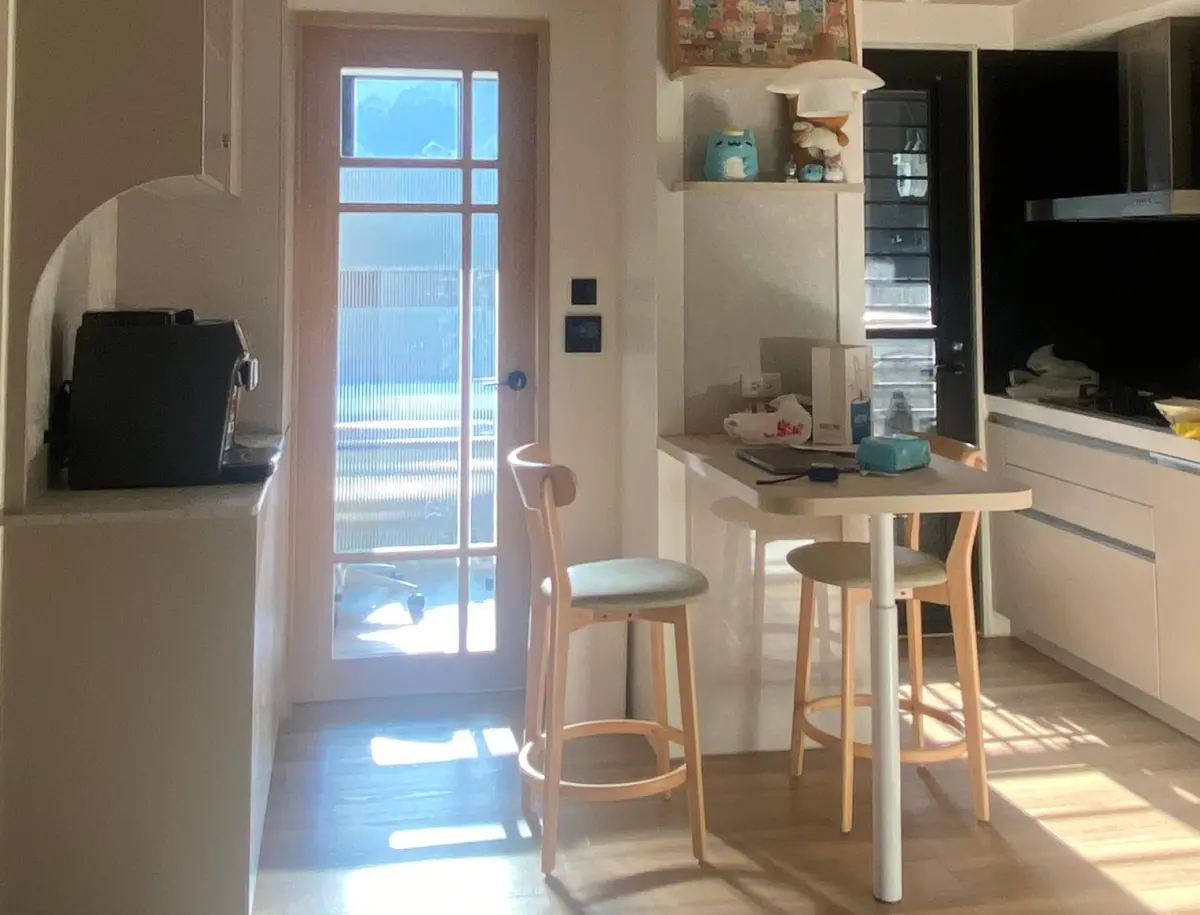 ▲P小姐跟P先生買了房後，將暗廳改造，變成陽光可以灑落進來的家。（圖／P小姐提供）