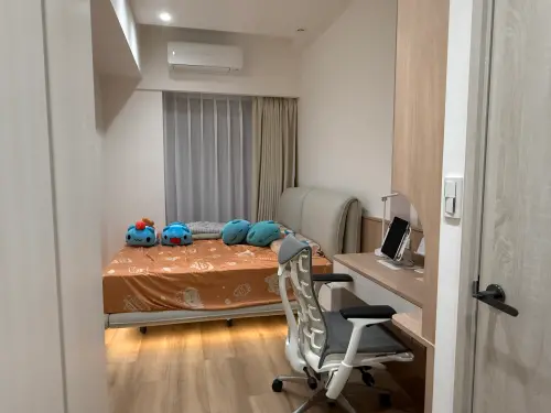 ▲他們選擇主臥空間大的兩房格局，可以擺雙人加大床，以及梳妝台。（圖／記者張家瑋攝）