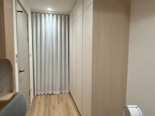 ▲主臥衣櫃還能做成L型。（圖／記者張家瑋攝）