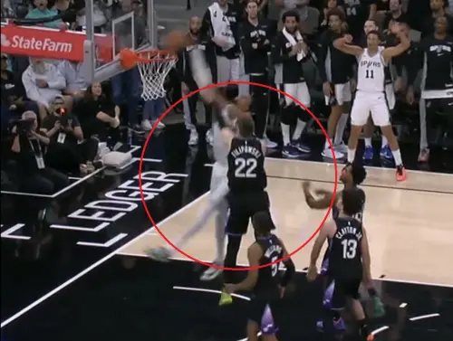 NBA／文班亞馬「火星級隔扣」震撼世人！官網被嚇傻：開玩笑吧？
