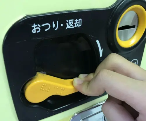 ▲只要在投幣前，按住日本販賣機的「找零（退幣）」鍵約5秒左右，再按下想喝的飲料按鍵，就會顯示出溫度。（圖／翻攝ikidanenippon）