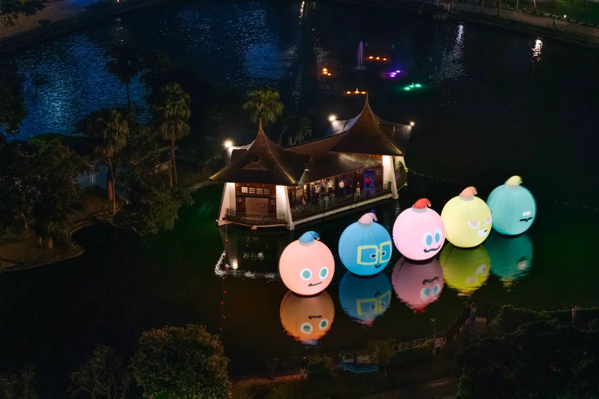 ▲跟著五月天演唱會到處跑的形象五球，不同顏色對應到不同團員，順應不同主題轉換形象，在台中公園登場的就是聖誕版，其中藍色球（左2）戴上眼鏡，讓粉絲會心一笑：「這顆一定是冠佑。」（圖／相信音樂提供）