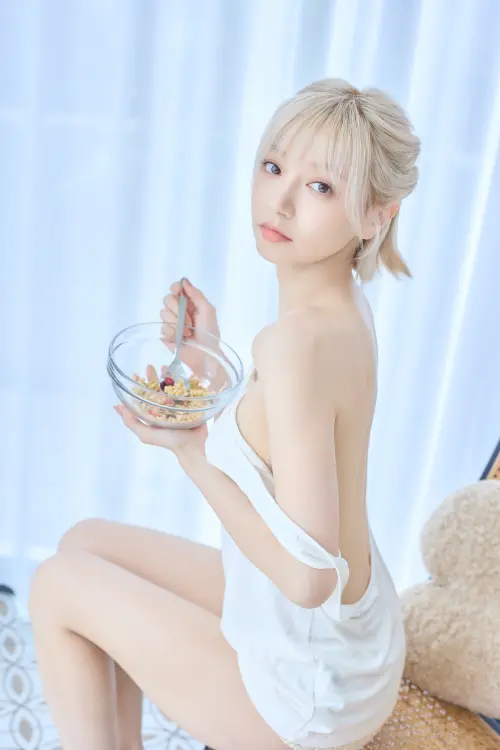 ▲寫真集中除了泳裝照，裡面還有性感內睡衣，讓寶兒直呼：「好像增加了性感的氛圍。」（圖／創意市集出版社提供）