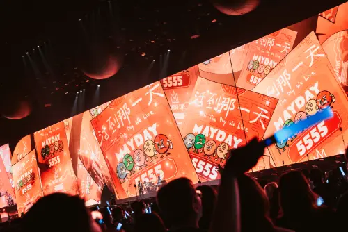 ▲五月天《回到那一天》演唱會設計了五顆萌球，不同顏色對應不同團員，不斷轉化造型，出現在動畫、裝置，粉絲聽演唱會，也像是在看一場大型展覽。（圖／相信音樂提供）