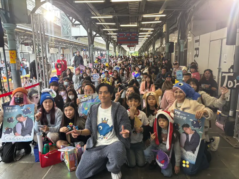 ▲ 台灣男團ENERGY 成員TORO 郭葦昀，27日在台中舉辦快閃店及見面簽名會，吸引大批粉絲到場「偷偷相遇」。（圖／民眾提供）