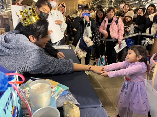 ▲ TORO 郭葦昀，首度以個人 IP「YTO 」，打造全新迷你展「YTO「偷偷相遇」藍色王國迷你展，27日在台中與粉絲相見歡。（圖／民眾提供）