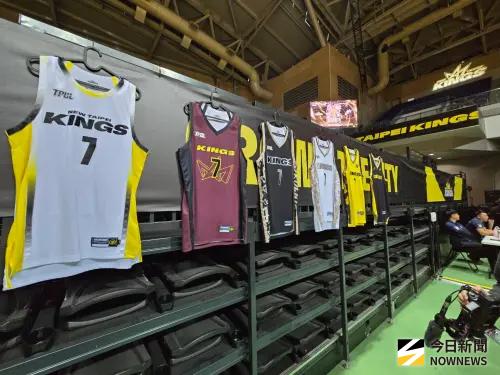 ▲新北國王於賽後為他舉辦高規格球衣引退儀式，正式退休象徵其傳奇生涯的「7號」球衣。典禮現場不僅座無虛席，場館上方更懸掛林書豪旅美、返台各時期球衣。（圖／記者黃建霖攝）