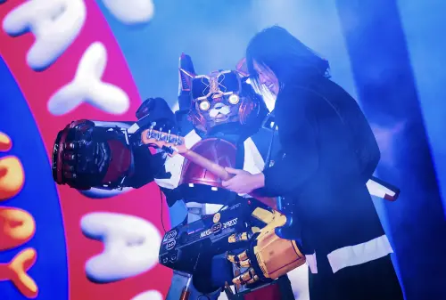 ▲五月天貝斯手瑪莎（如圖）在點歌橋段，主動幫觀眾分析星座，因他本名是蔡昇晏，團員虧他是「蔡綺陽」。（圖／相信音樂提供）