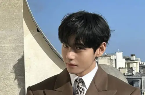 ▲韓國男團BTS成員金泰亨（如圖）今（30）日迎30歲，2023年男神曾與BLACKPINK Jennie在巴黎街頭牽手被捕捉，畫面曝光隨即引爆熱戀傳聞，但雙方公司從未正面回應，緋聞最終不了了之。（圖／翻攝自IG@ thv）