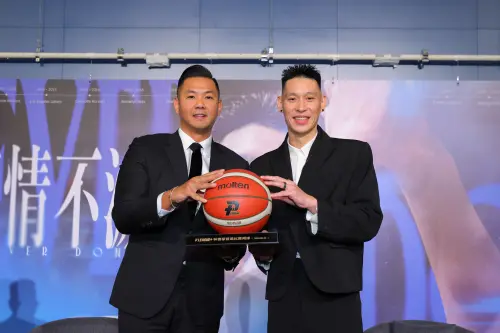 ▲PLG代表陳建州致贈紀念籃球。（圖／啟程國際運動行銷提供）