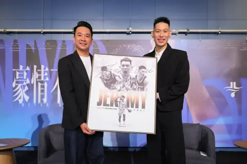 ▲TPBL王志群秘書長送林書豪禮物。（圖／啟程國際運動行銷提供）