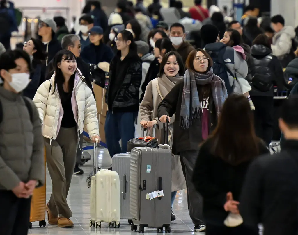 ▲日本自12月26日起開始10天新年連假，不少人選擇出國旅遊，東京成田機場出境大廳湧入大量旅客。（圖／美聯社／達志影像）