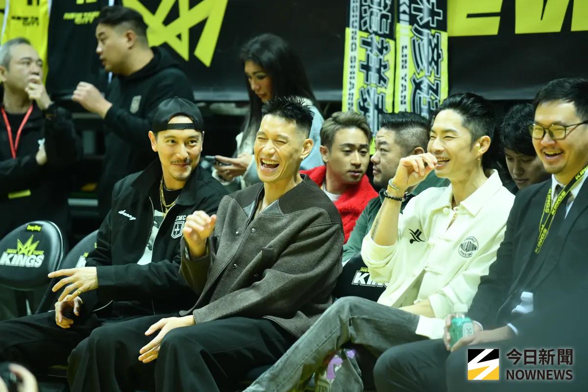 ▲TPBL台灣職籃大聯盟今（28）日在新莊體育館進行新北國王對決高雄全家海神的比賽，國王也在賽後舉辦林書豪的球衣退役儀式，全場湧進滿場6500名球迷，吳建豪、王陽明、周思齊、林郁婷等名人都到場致意，國王在末節落後10分的情況下大逆轉，終場以86：82贏球。（圖／記者林柏年攝）