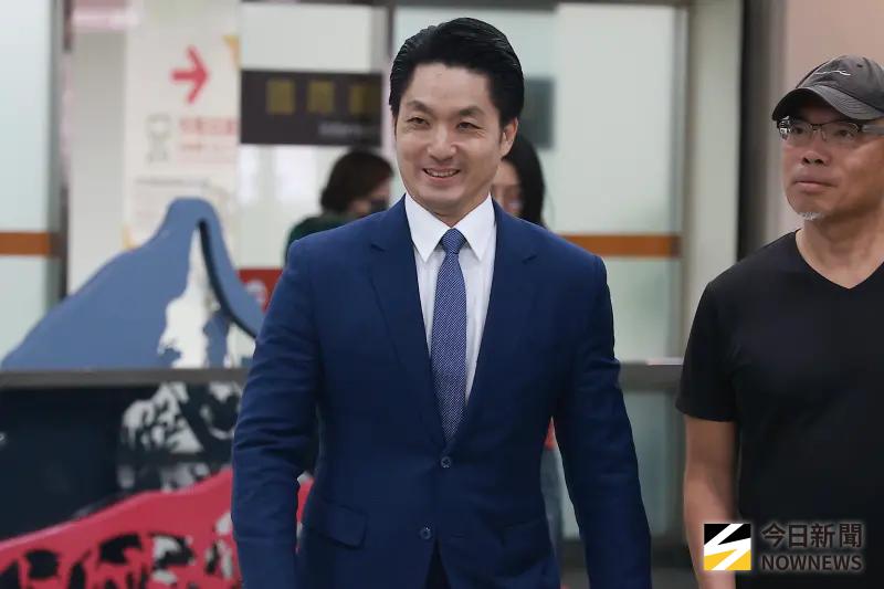 蔣萬安回來了！快閃上海半天雙城論壇　燦笑回媒體這2字