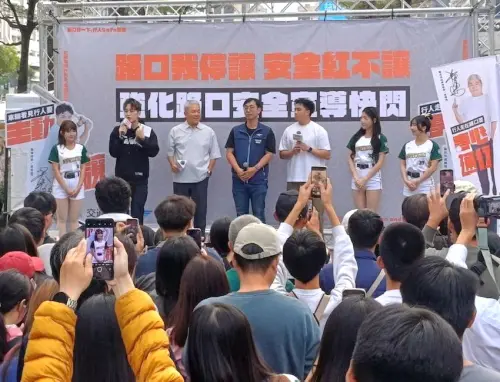 ▲公路局高雄市區監理所舉辦球星吳念庭及台鋼雄鷹啦啦隊路口安全快閃活動。(圖／高雄市區監理所提供)