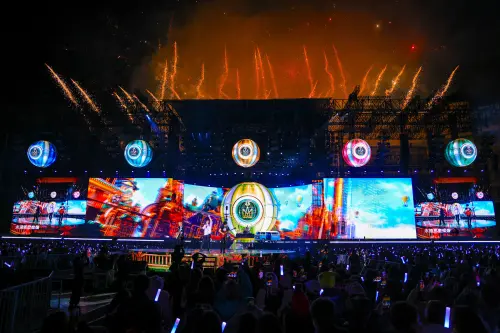 ▲五月天《回到那一天》巡迴演唱會到台中，一開場五人就開始了招牌的互虧垃圾話橋段。（圖／相信音樂提供