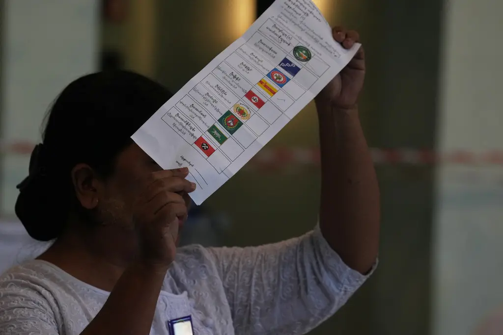 ▲緬甸軍政府在政變奪權近五年後，今（28日）展開首日分階段選舉投票。圖為選舉委員會官員清點選票。（圖／美聯社／達志影像）