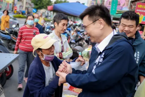 ▲ 賴瑞隆沿路與攤商及採買民眾握手問候，不少鄉親熱情招呼，市民朋友紛紛伸手比讚，主動要求合照；他也細心聆聽基層最直接的需求。（圖／民進黨高雄市長初選參選人立委賴瑞隆提供）