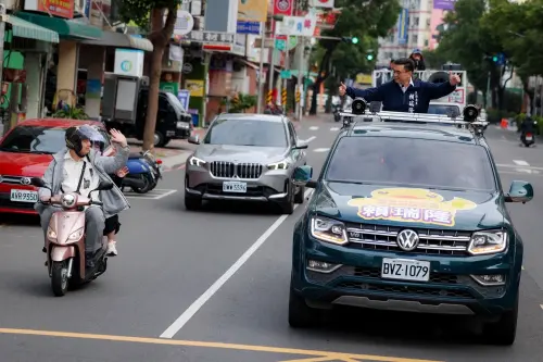 ▲賴瑞隆轉往三民區展開車掃，車隊沿路揮手問候，巷弄間不時傳來加油打氣聲，許多市民停下腳步比讚、揮手，氣氛熱烈。（圖／民進黨高雄市長初選參選人立委賴瑞隆提供）