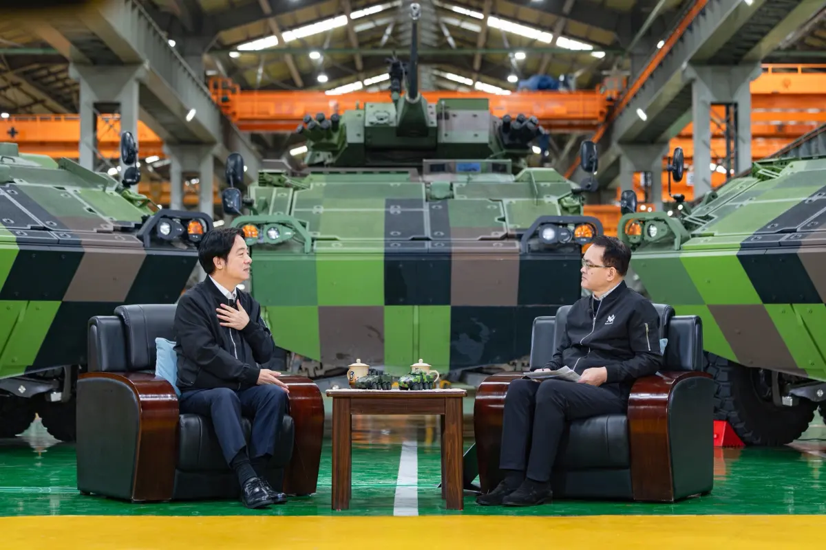 ▲賴清德於兵工廠接受資深媒體人鄭弘儀專訪，暢談未來國防規劃、兩岸關係與國內政局。（圖／總統府提供）