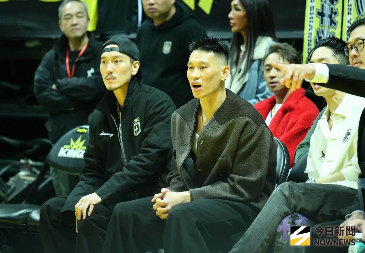 ▲林書豪今舉辦球衣引退儀式，好友周杰倫（左）錄製影片幽默喊話要他「別再練唱」，姚明（右）則叮嚀退休後要「控制體重」，眾星雲集的祝福讓林書豪笑得合不攏嘴。（圖／記者林柏年攝）