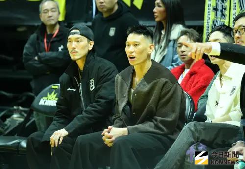 林書豪球衣引退！周杰倫、姚明等大咖獻祝福　搞笑喊：別唱我的歌
