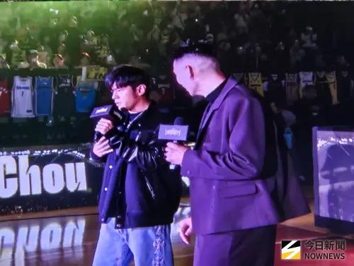 ▲新北國王今日為台裔球星林書豪舉辦盛大的球衣引退儀式，瘦子（E.SO）、吳建豪輪流登台，林書豪家人也全數到場，最終亞洲天王周杰倫也壓軸到場。（圖／記者黃建霖攝）