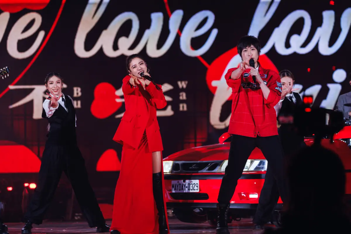 ▲五月天今（28）日晚間在台中洲際棒球場開唱，特別來賓是丁噹（左），她和阿信（右）合體唱跳小虎隊的〈青蘋果樂園〉、郭富城〈對你愛不完〉，還有跳Energy〈星期五晚上〉的16蹲，嗨翻全場。（圖／相信音樂提供）