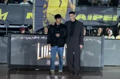 周杰倫現身林書豪引退式！竟有最萌身高差　粉絲笑翻：周董好可愛